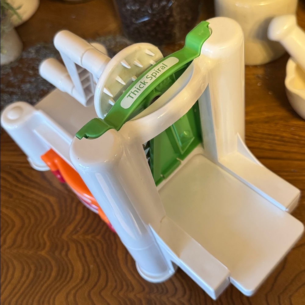 Farberware Spiraletti Fruit & Vegetable Slicer with box & directions, 3 blades - Picture 7 of 14